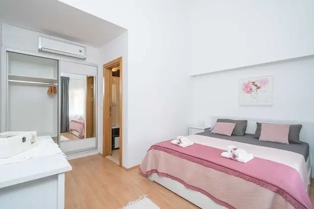 Ev (Three Bedroom Holiday Home with Swimm)