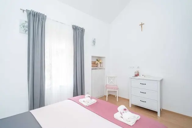 Ev (Three Bedroom Holiday Home with Swimm)