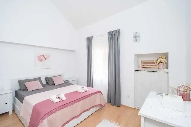 Ev (Three Bedroom Holiday Home with Swimm)