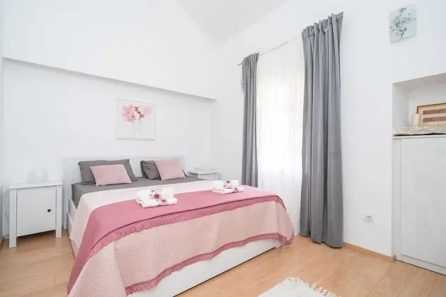 Ev (Three Bedroom Holiday Home with Swimm)