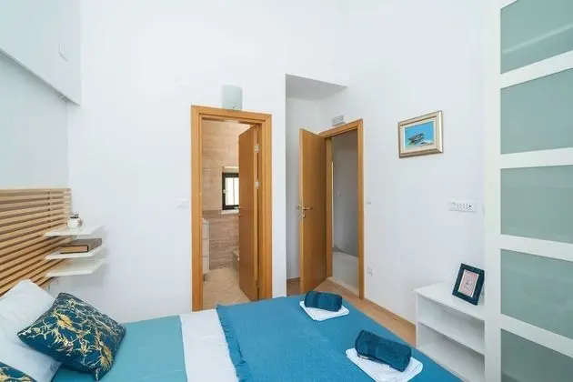 Ev (Three Bedroom Holiday Home with Swimm)