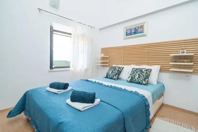 Ev (Three Bedroom Holiday Home with Swimm)