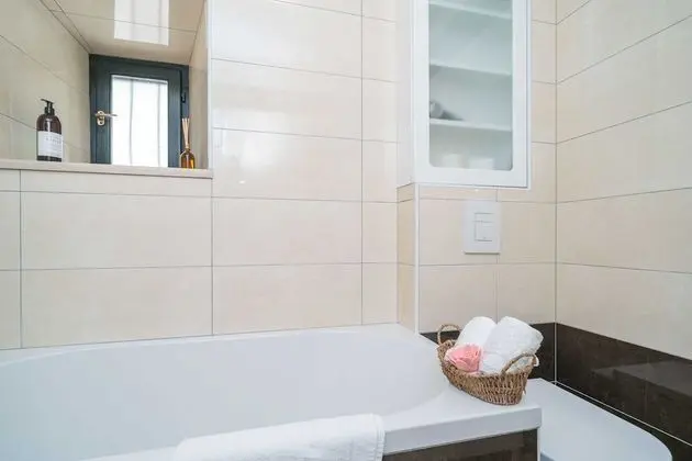 Ev (Three Bedroom Holiday Home with Swimm)