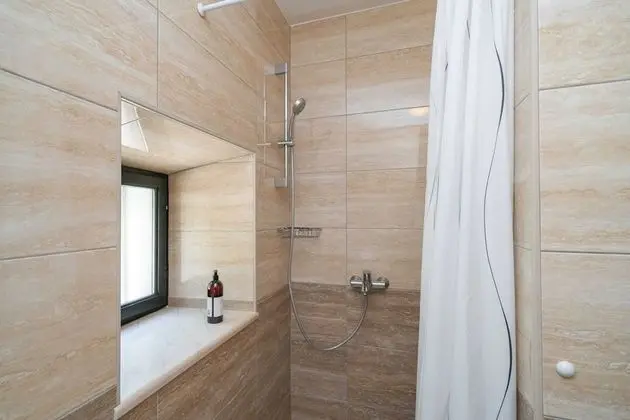 Ev (Three Bedroom Holiday Home with Swimm)