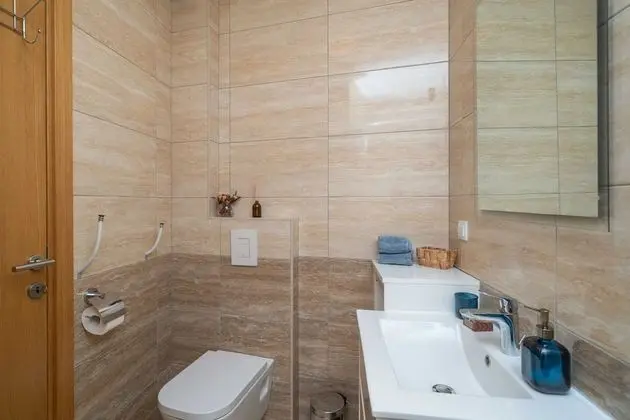 Ev (Three Bedroom Holiday Home with Swimm)