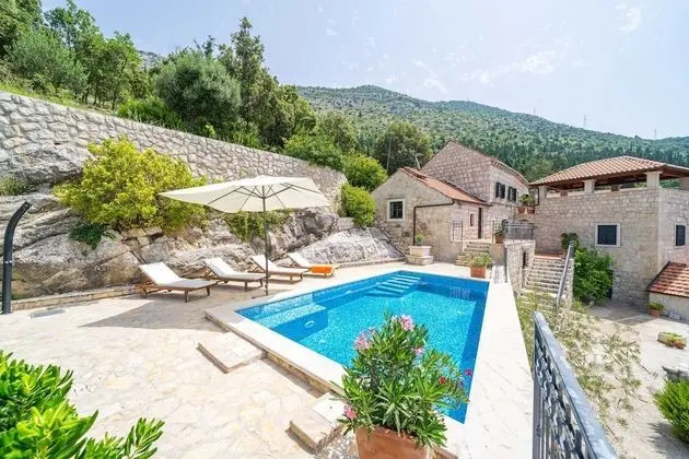 Ev (Three Bedroom Holiday Home with Swimm)