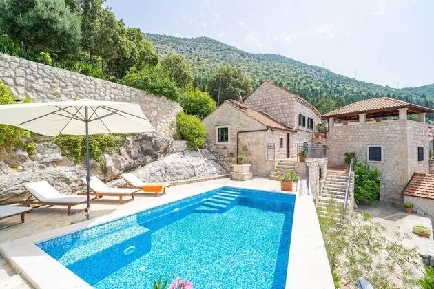 Ev (Three Bedroom Holiday Home with Swimm)