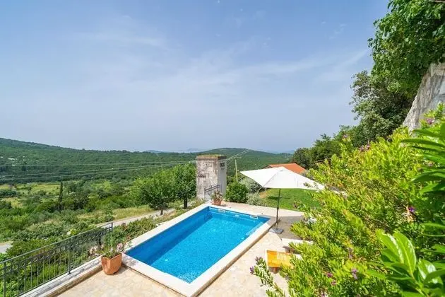 Ev (Three Bedroom Holiday Home with Swimm)