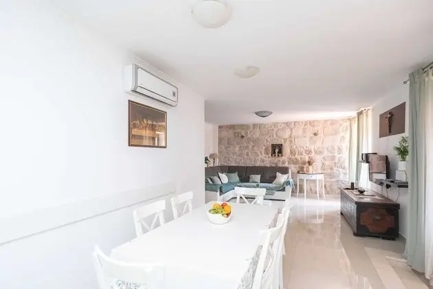 Ev (Three Bedroom Holiday Home with Swimm)