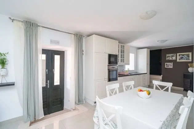 Ev (Three Bedroom Holiday Home with Swimm)