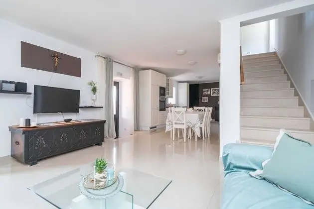 Ev (Three Bedroom Holiday Home with Swimm)