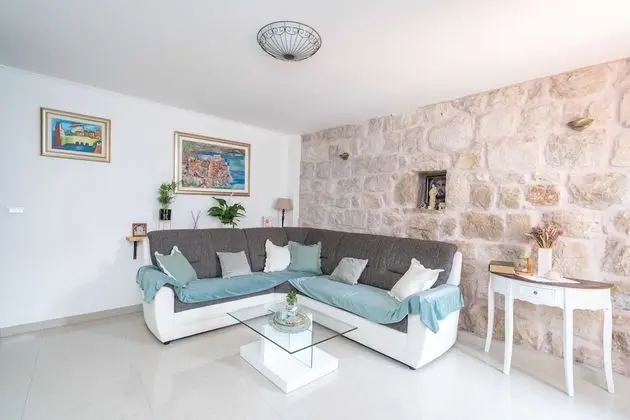 Ev (Three Bedroom Holiday Home with Swimm)