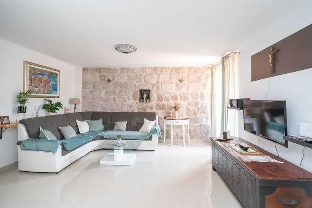 Ev (Three Bedroom Holiday Home with Swimm)