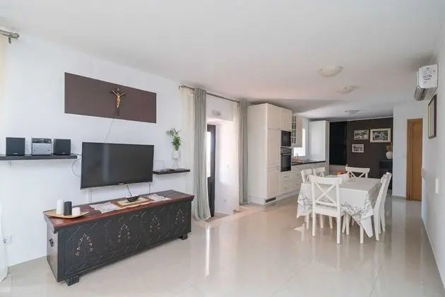 Ev (Three Bedroom Holiday Home with Swimm)