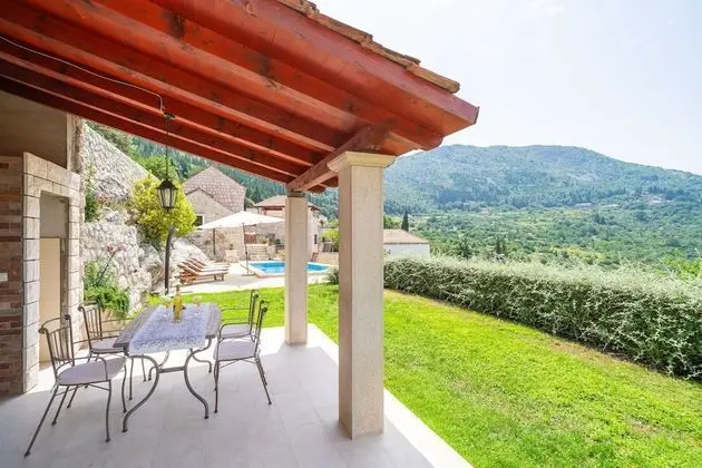 Ev (Three Bedroom Holiday Home with Swimm)