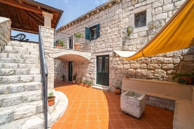 Ev (Three Bedroom Holiday Home with Swimm)