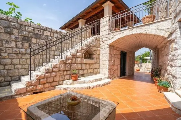 Ev (Three Bedroom Holiday Home with Swimm)