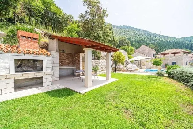 Ev (Three Bedroom Holiday Home with Swimm)