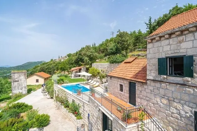 Ev (Three Bedroom Holiday Home with Swimm)