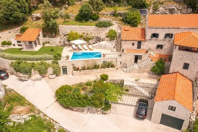 Ev (Three Bedroom Holiday Home with Swimm)