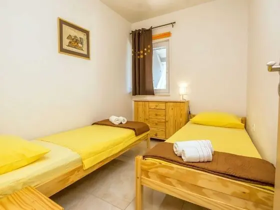 Ev (Four Bedroom Holiday Home with Swimmi)