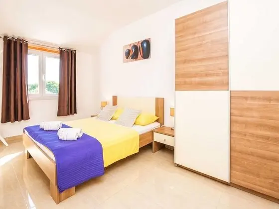 Ev (Four Bedroom Holiday Home with Swimmi)