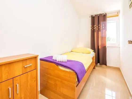 Ev (Four Bedroom Holiday Home with Swimmi)