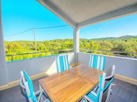 Ev (Four Bedroom Holiday Home with Swimmi)