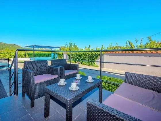 Ev (Four Bedroom Holiday Home with Swimmi)