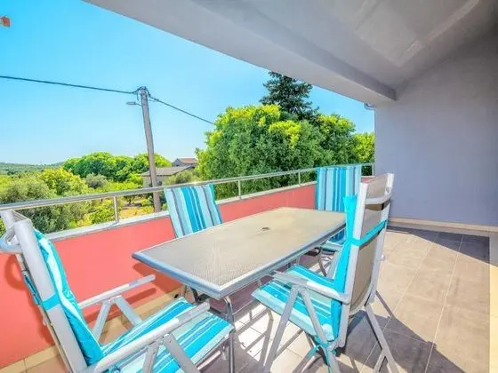 Ev (Four Bedroom Holiday Home with Swimmi)