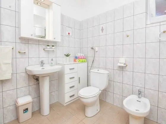 Ev (Four Bedroom Holiday Home with Swimmi)