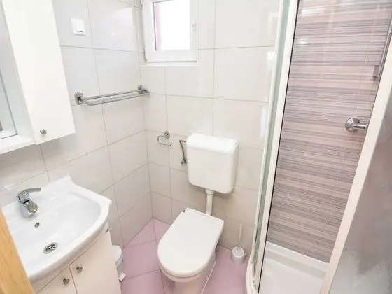 Ev (Four Bedroom Holiday Home with Swimmi)