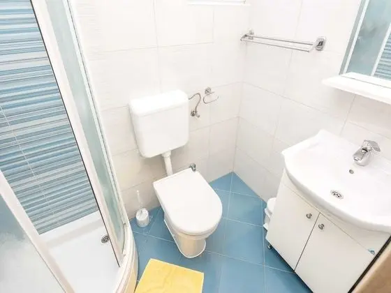 Ev (Four Bedroom Holiday Home with Swimmi)