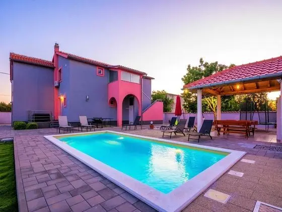 Ev (Four Bedroom Holiday Home with Swimmi)