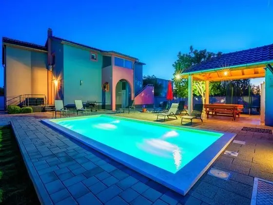 Ev (Four Bedroom Holiday Home with Swimmi)