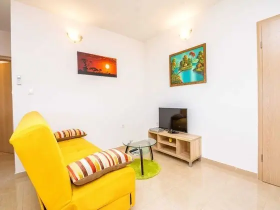 Ev (Four Bedroom Holiday Home with Swimmi)