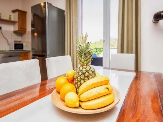 Ev (Four Bedroom Holiday Home with Swimmi)