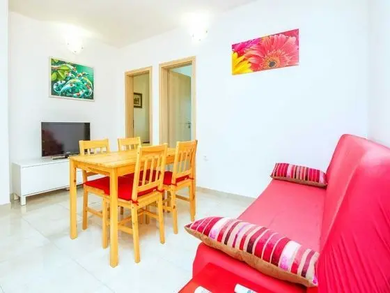 Ev (Four Bedroom Holiday Home with Swimmi)