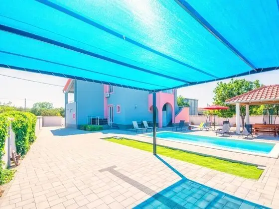 Ev (Four Bedroom Holiday Home with Swimmi)