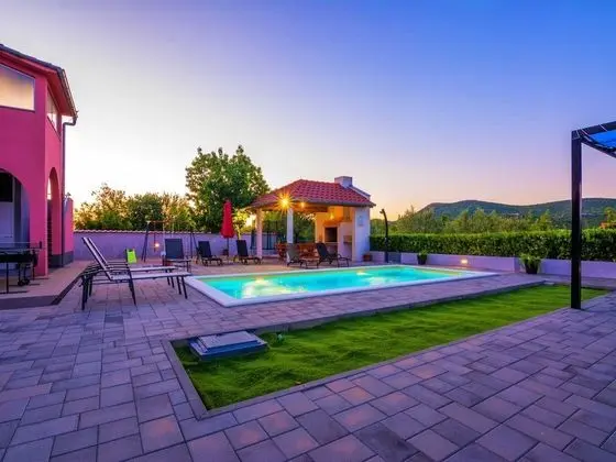 Ev (Four Bedroom Holiday Home with Swimmi)