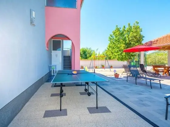 Ev (Four Bedroom Holiday Home with Swimmi)