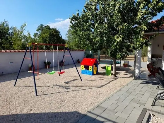 Ev (Four Bedroom Holiday Home with Swimmi)