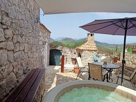 Ev (One-Bedroom Holiday Home)