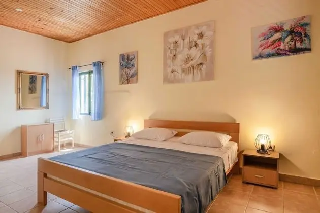 Ev (Five Bedroom House)