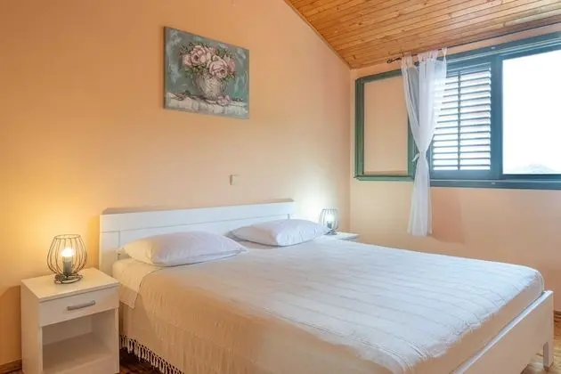 Ev (Five Bedroom House)