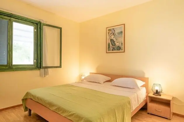 Ev (Five Bedroom House)