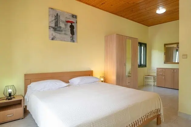 Ev (Five Bedroom House)