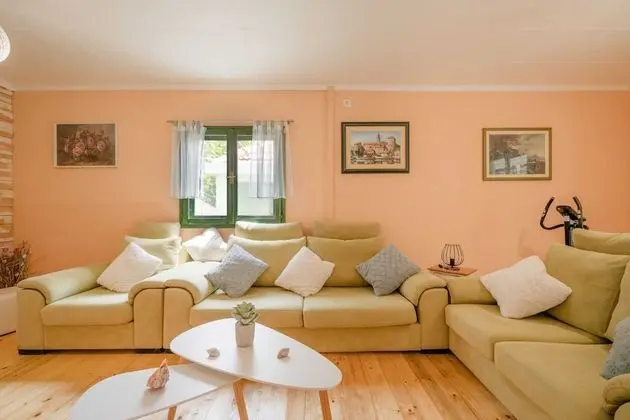 Ev (Five Bedroom House)