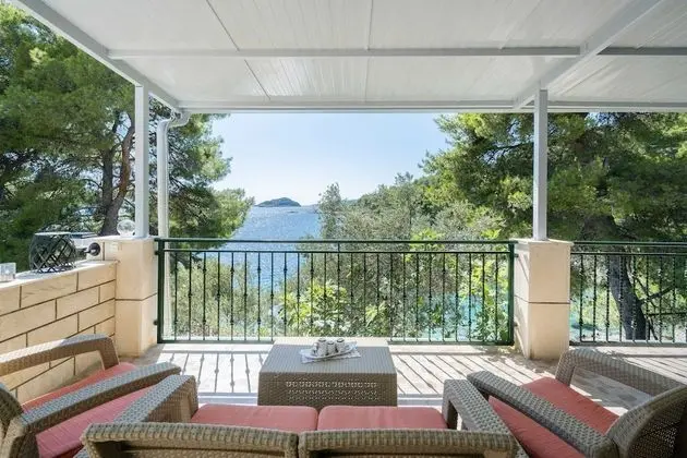 Ev (Five Bedroom House)