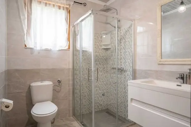 Ev (Five Bedroom House)